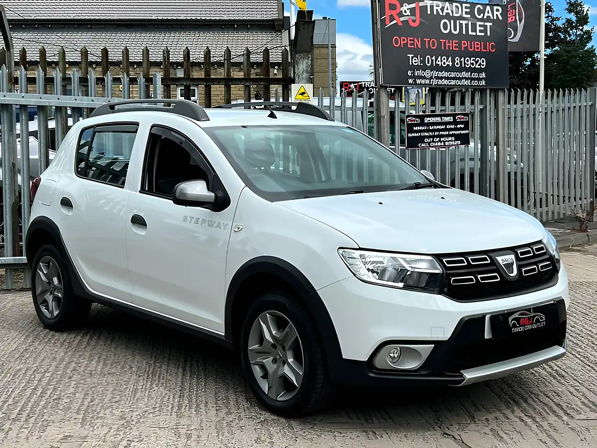 Used 2018 Dacia Sandero Stepway Laureate White - Interior and Exterior details 4