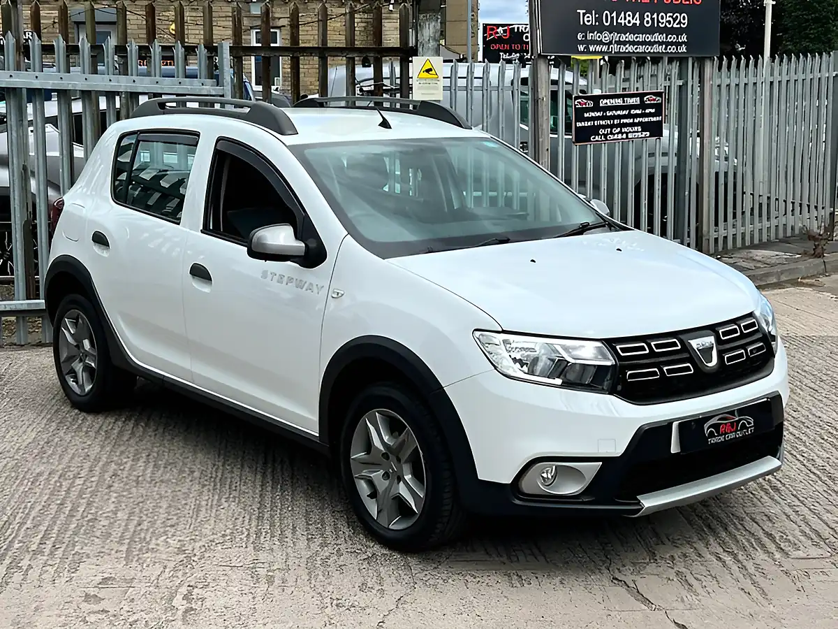 Used 2018 Dacia Sandero Stepway Laureate White - Interior and Exterior details 5