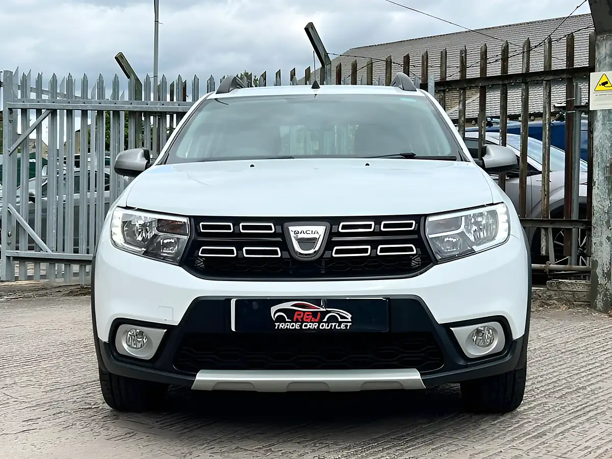 Used 2018 Dacia Sandero Stepway Laureate White - Interior and Exterior details 6