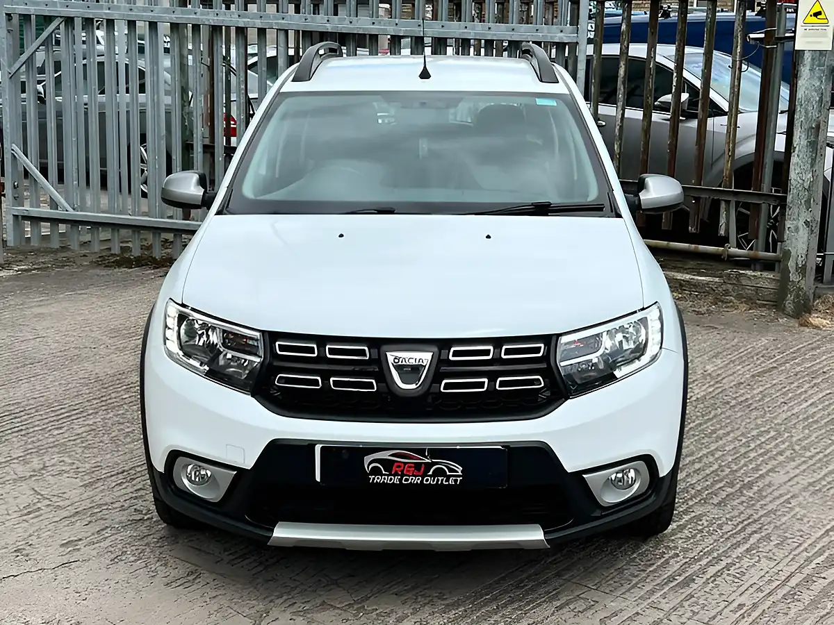 Used 2018 Dacia Sandero Stepway Laureate White - Interior and Exterior details 7