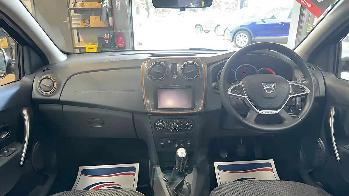 Used 2018 Dacia Sandero Stepway Se Summit Grey - Interior and Exterior details 10