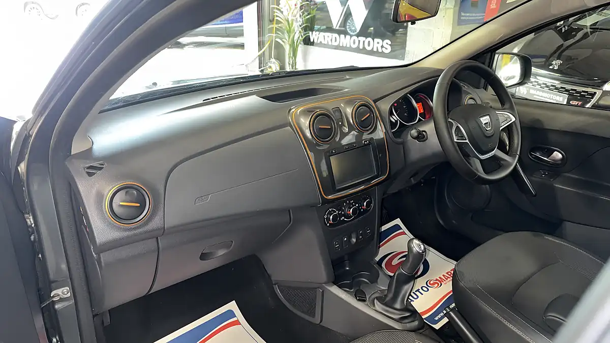 Used 2018 Dacia Sandero Stepway Se Summit Grey - Interior and Exterior details 11