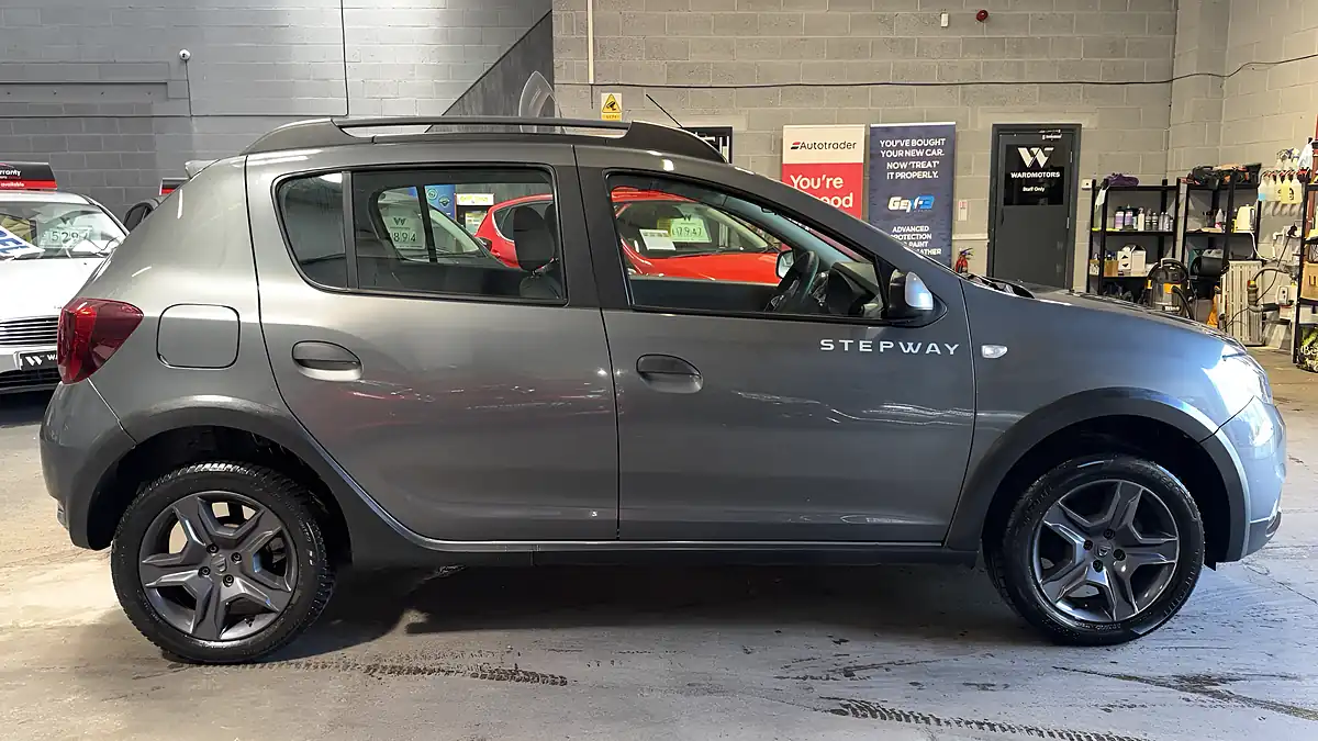 Used 2018 Dacia Sandero Stepway Se Summit Grey - Interior and Exterior details 8