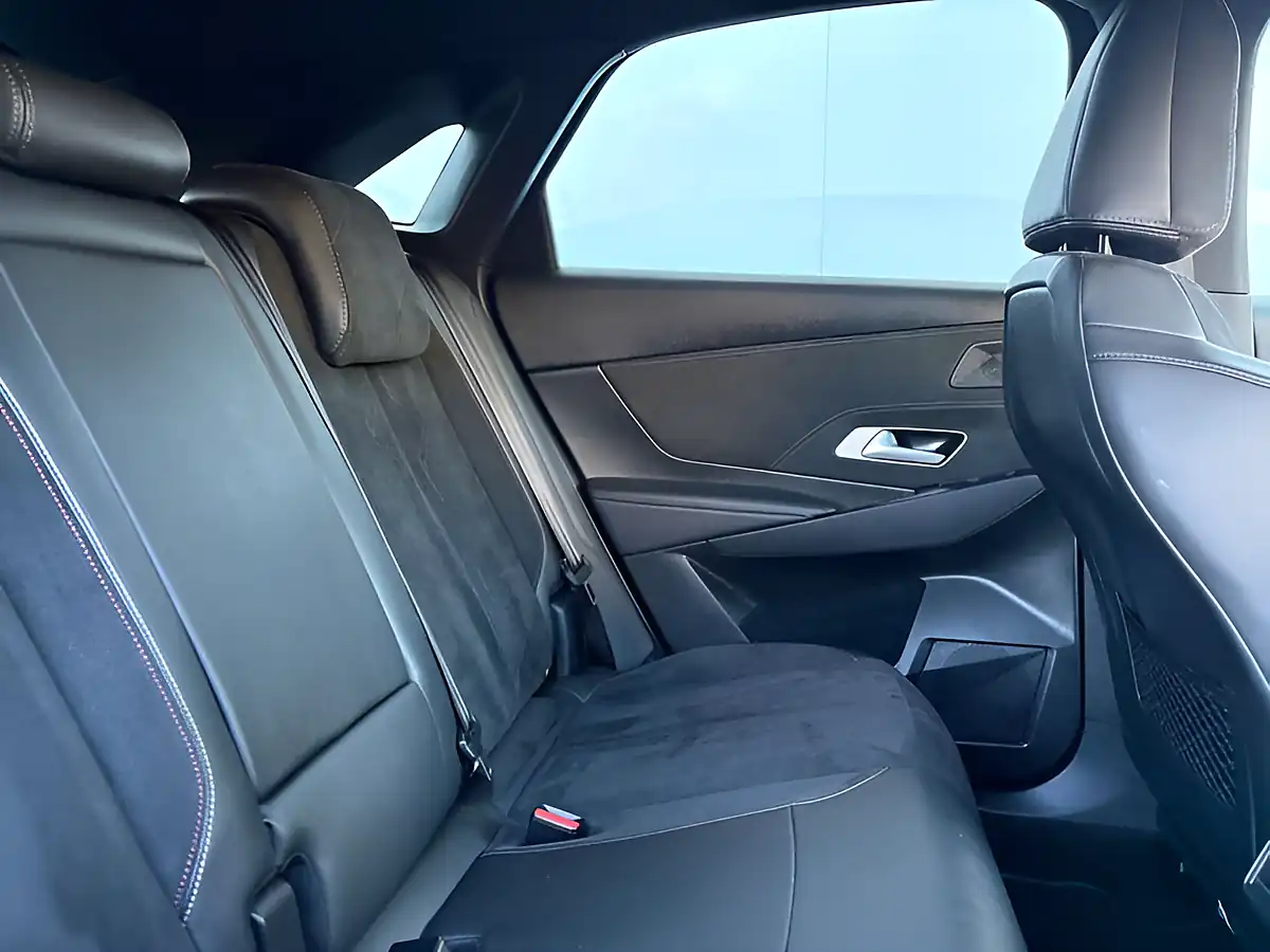 Used 2018 DS 7 Crossback Performance Line Blue Absolute Red - Interior and Exterior details 12