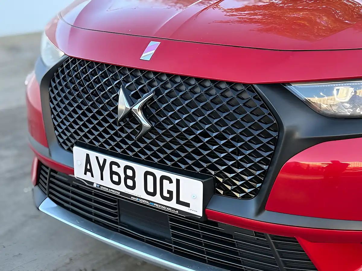 Used 2018 DS 7 Crossback Performance Line Blue Absolute Red - Interior and Exterior details 14