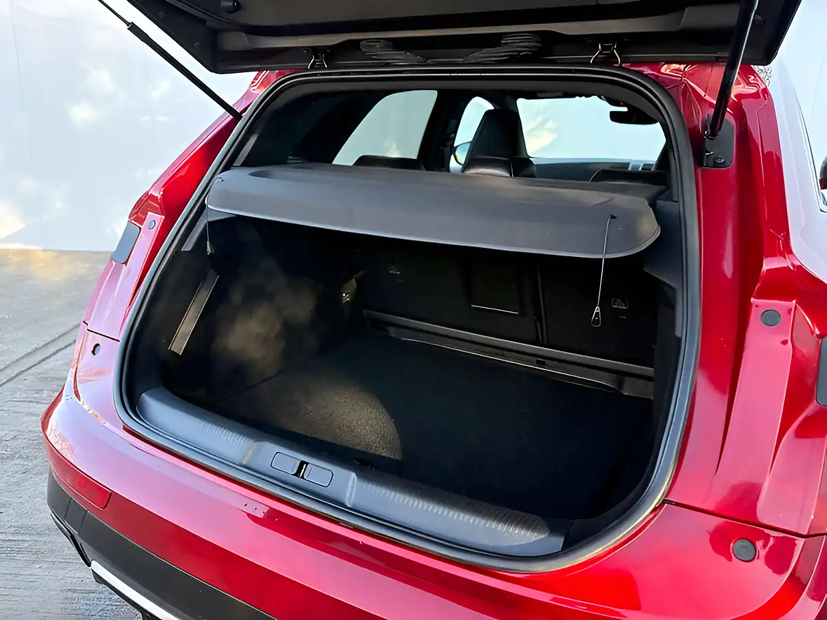 Used 2018 DS 7 Crossback Performance Line Blue Absolute Red - Interior and Exterior details 15