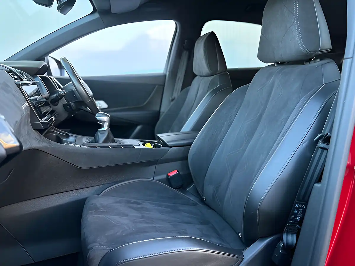Used 2018 DS 7 Crossback Performance Line Blue Absolute Red - Interior and Exterior details 17