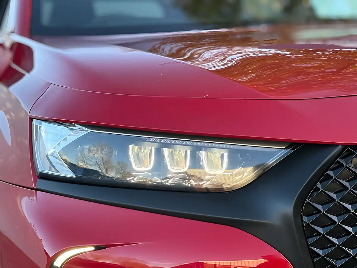 Used 2018 DS 7 Crossback Performance Line Blue Absolute Red - Interior and Exterior details 3