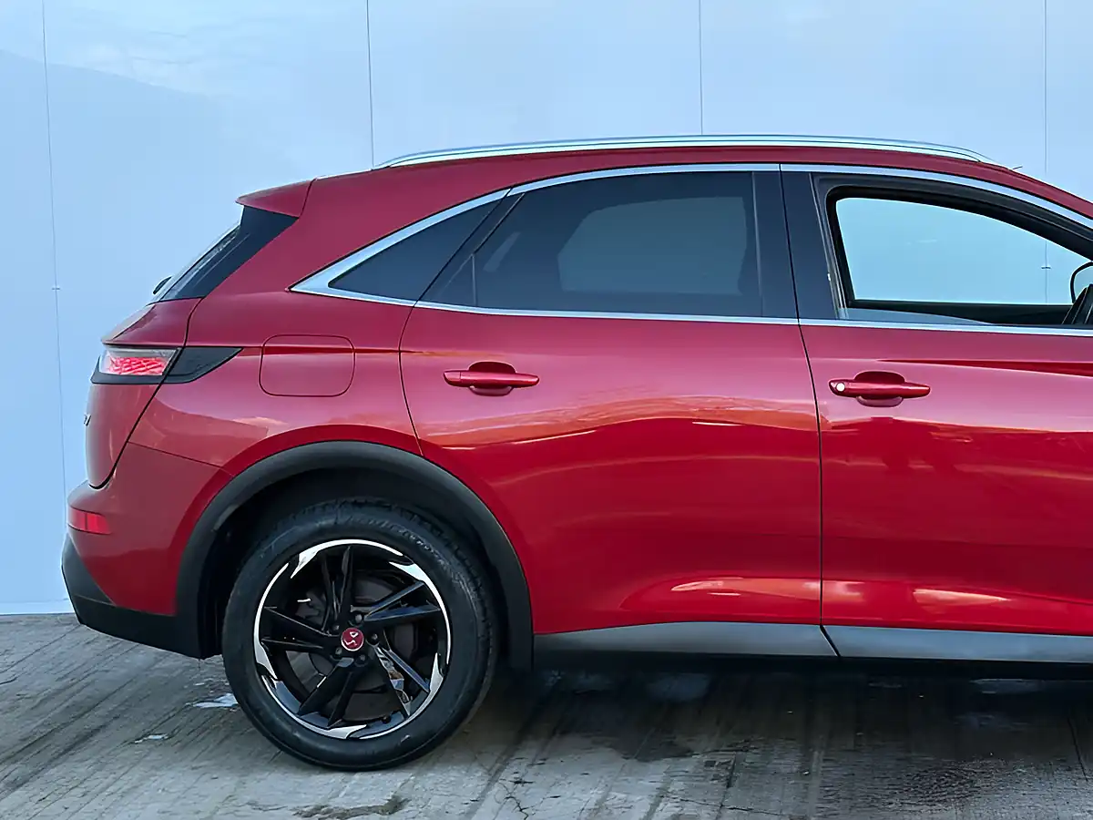Used 2018 DS 7 Crossback Performance Line Blue Absolute Red - Interior and Exterior details 6