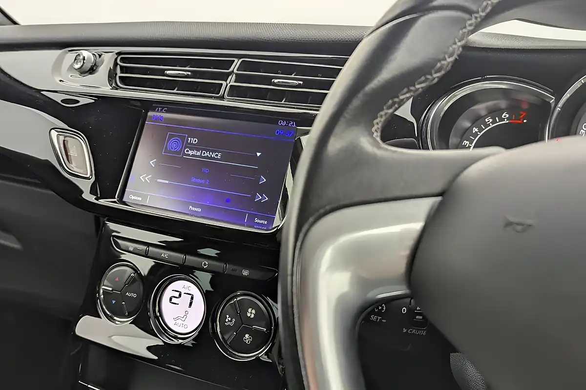 Used 2018 DS Automobiles DS 3 Connected Chic Black - Interior and Exterior details 11