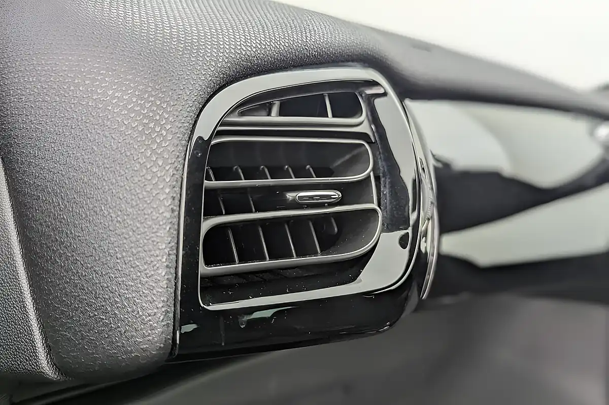 Used 2018 DS Automobiles DS 3 Connected Chic Black - Interior and Exterior details 16