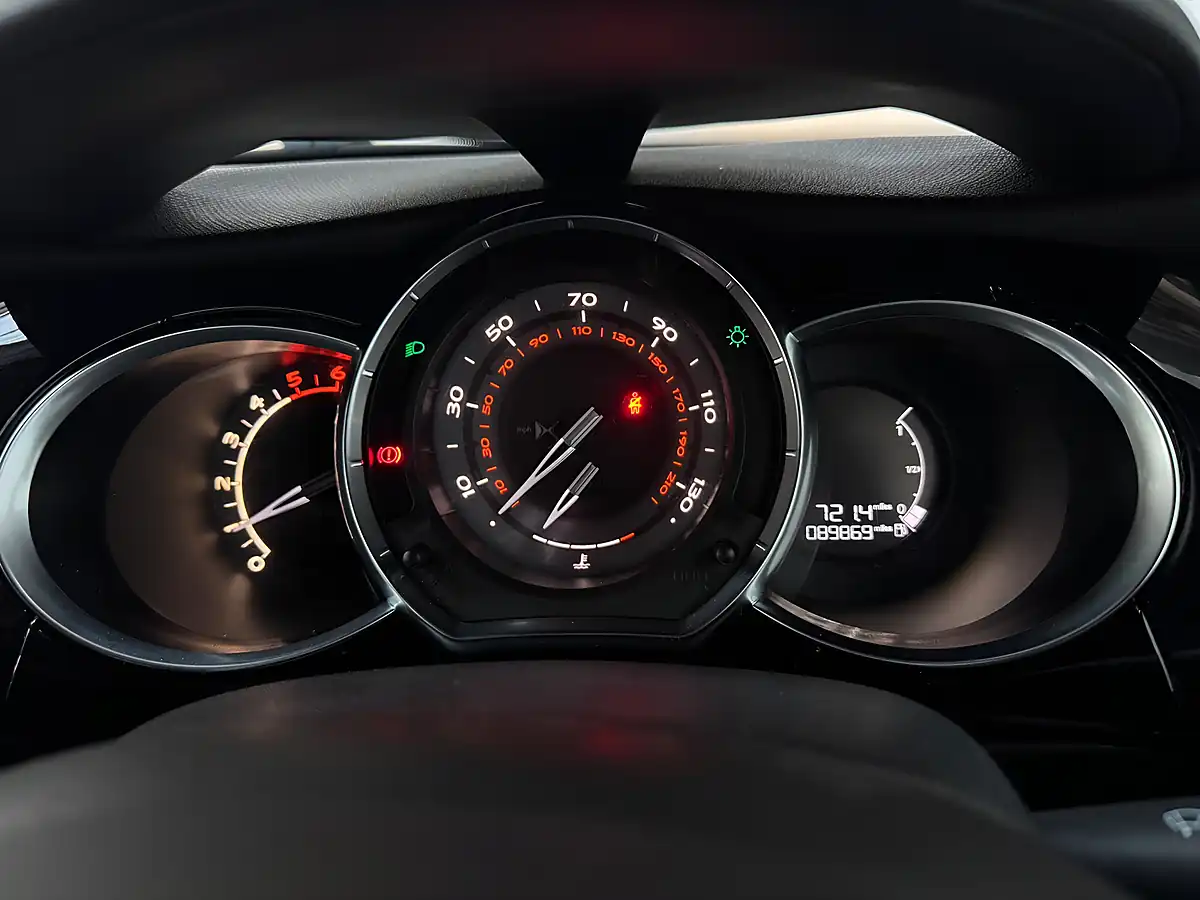 Used 2018 DS Automobiles DS 3 Connected Chic Sapphire Green - Interior and Exterior details 12