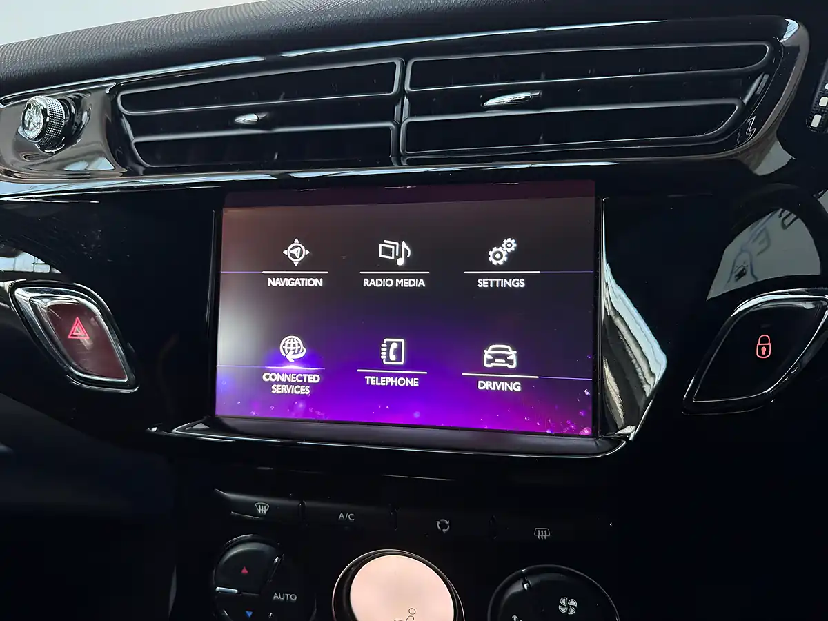 Used 2018 DS Automobiles DS 3 Connected Chic Sapphire Green - Interior and Exterior details 13