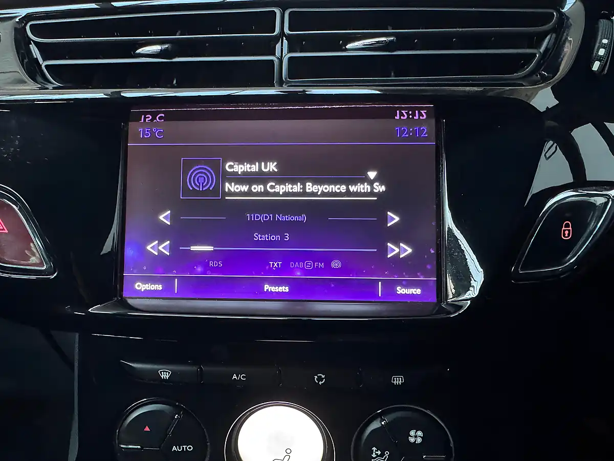 Used 2018 DS Automobiles DS 3 Connected Chic Sapphire Green - Interior and Exterior details 15