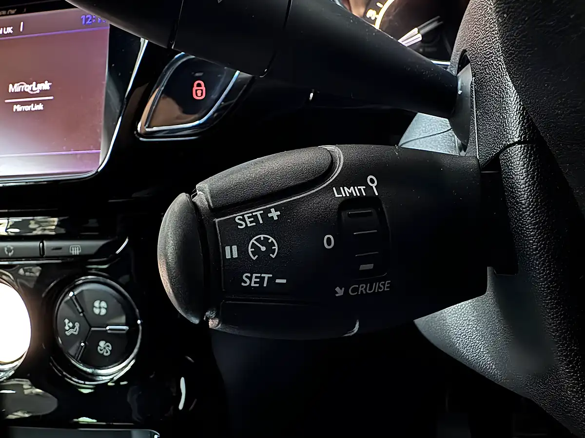 Used 2018 DS Automobiles DS 3 Connected Chic Sapphire Green - Interior and Exterior details 18