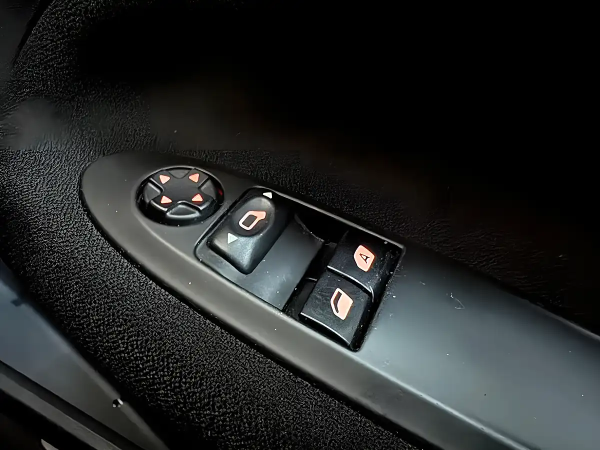 Used 2018 DS Automobiles DS 3 Connected Chic Sapphire Green - Interior and Exterior details 19