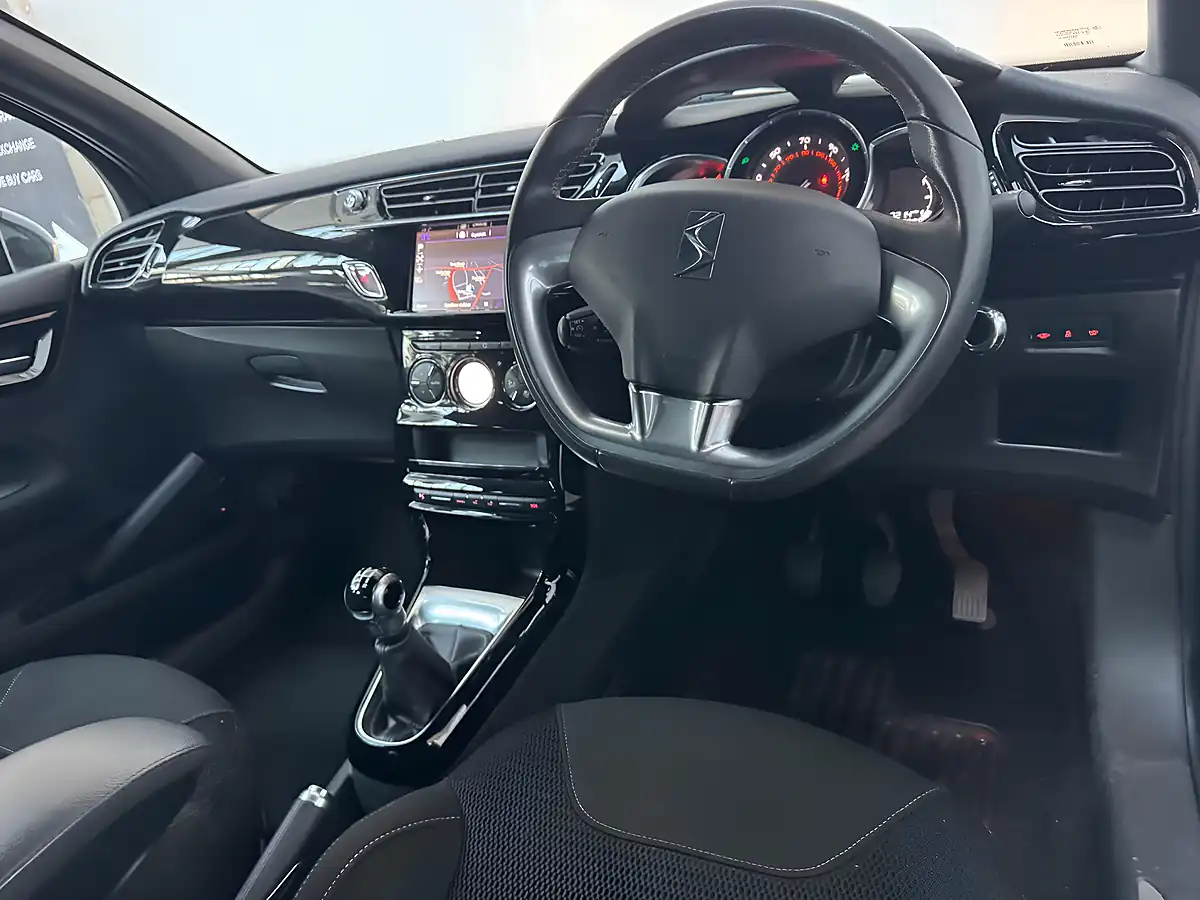 Used 2018 DS Automobiles DS 3 Connected Chic Sapphire Green - Interior and Exterior details 3