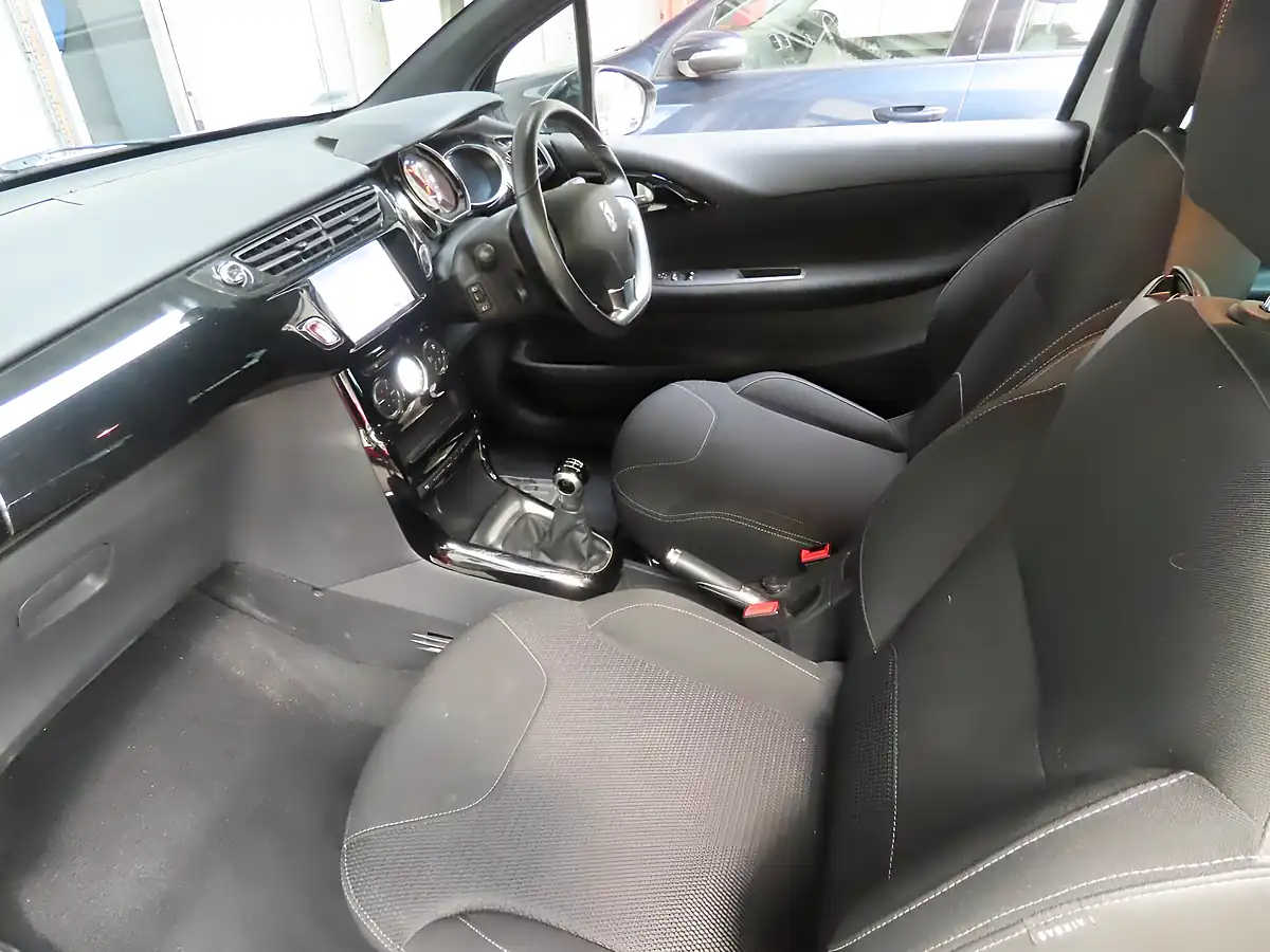 Used 2018 DS Automobiles DS 3 Connected Chic White - Interior and Exterior details 10
