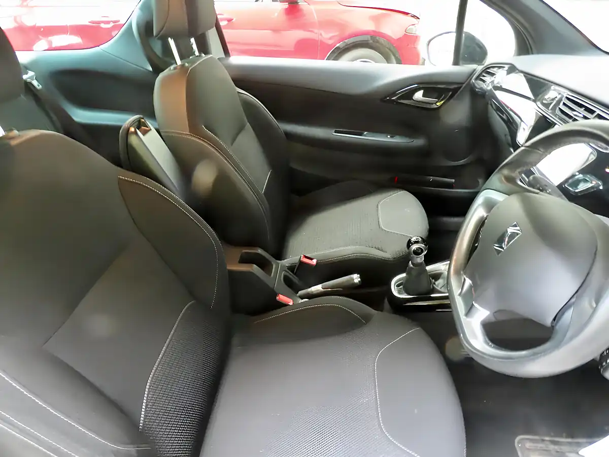 Used 2018 DS Automobiles DS 3 Connected Chic White - Interior and Exterior details 8