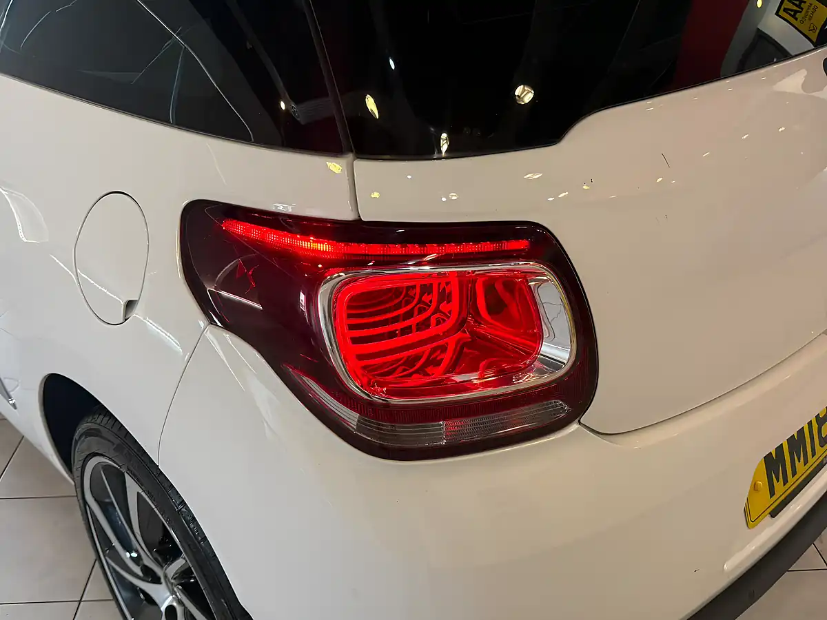 Used 2018 DS Automobiles DS 3 Connected Chic White - Interior and Exterior details 10