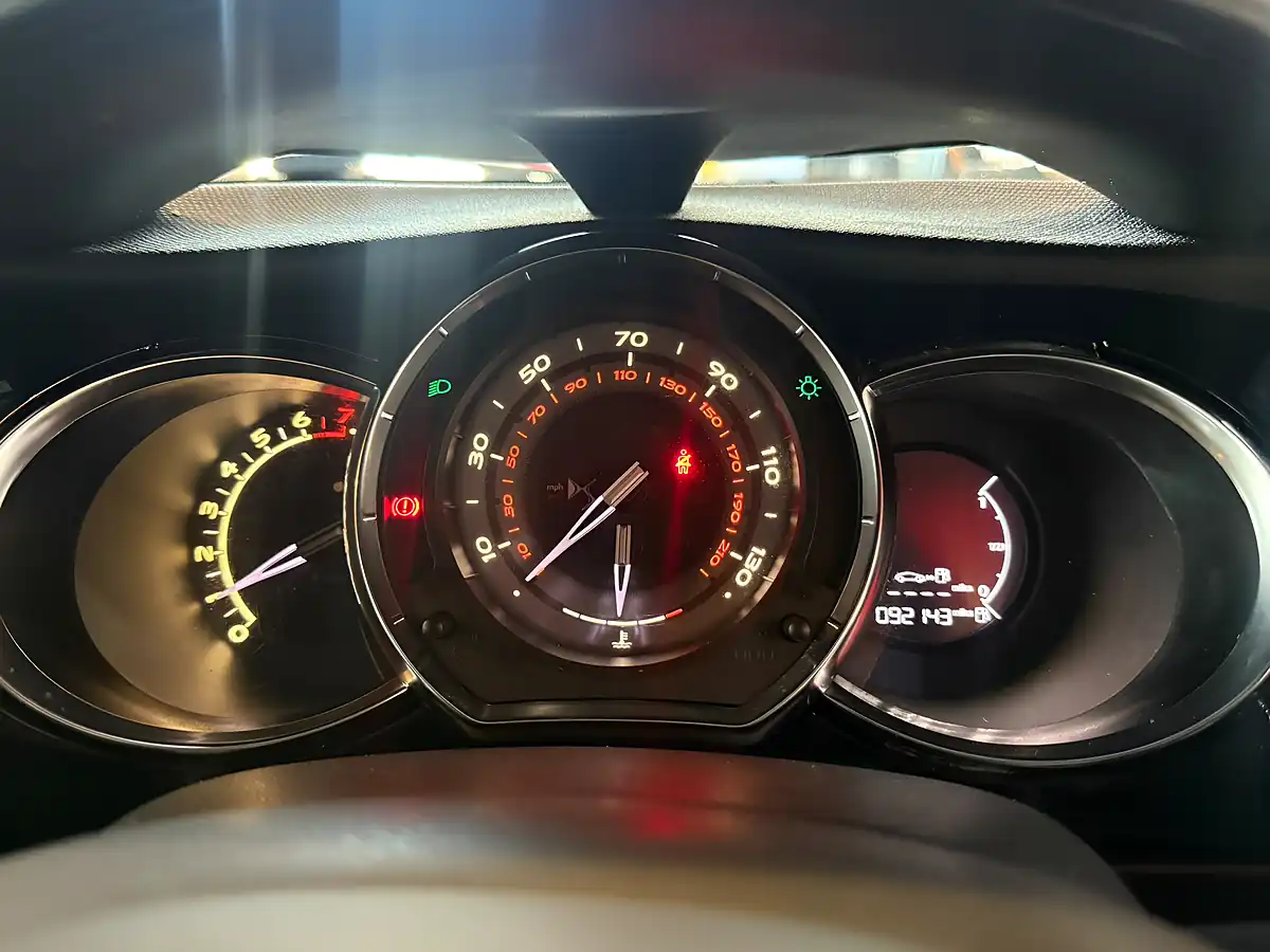 Used 2018 DS Automobiles DS 3 Connected Chic White - Interior and Exterior details 19