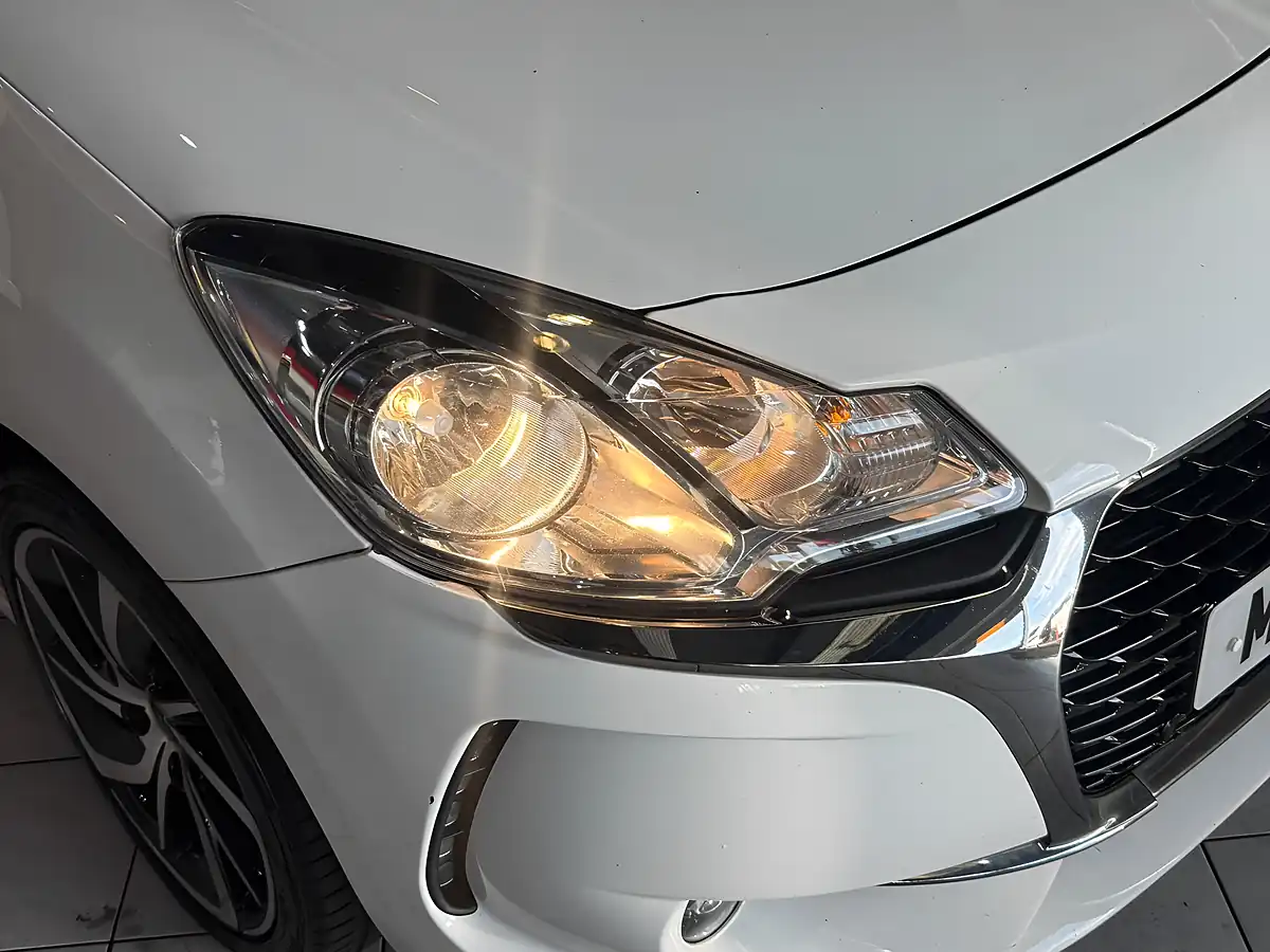 Used 2018 DS Automobiles DS 3 Connected Chic White - Interior and Exterior details 3