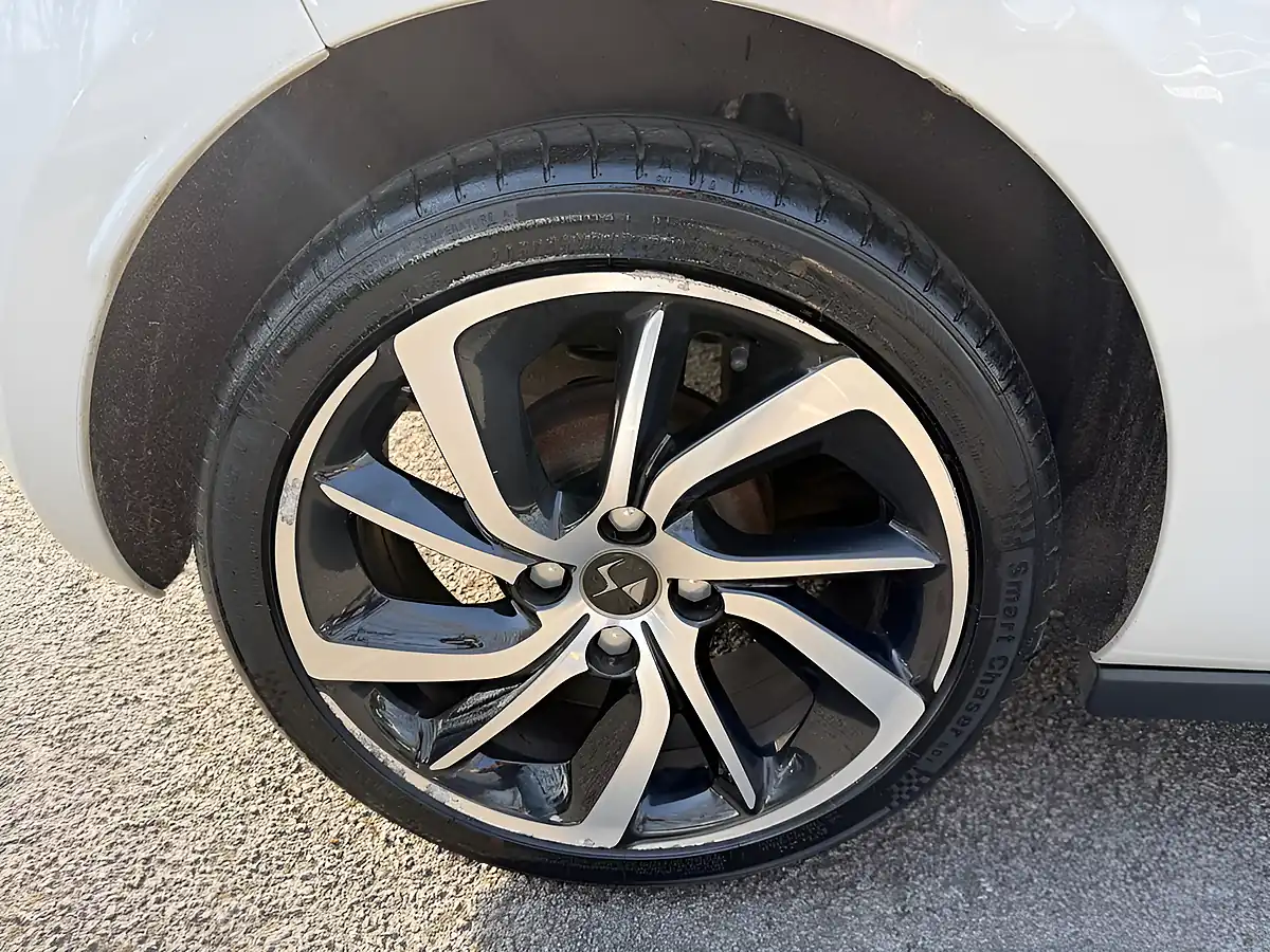 Used 2018 DS Automobiles DS 3 Connected Chic White - Interior and Exterior details 10