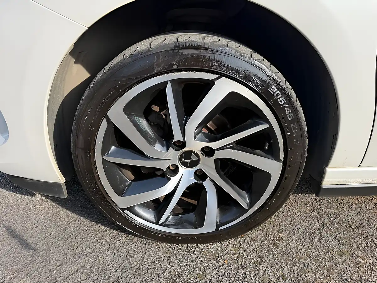 Used 2018 DS Automobiles DS 3 Connected Chic White - Interior and Exterior details 12