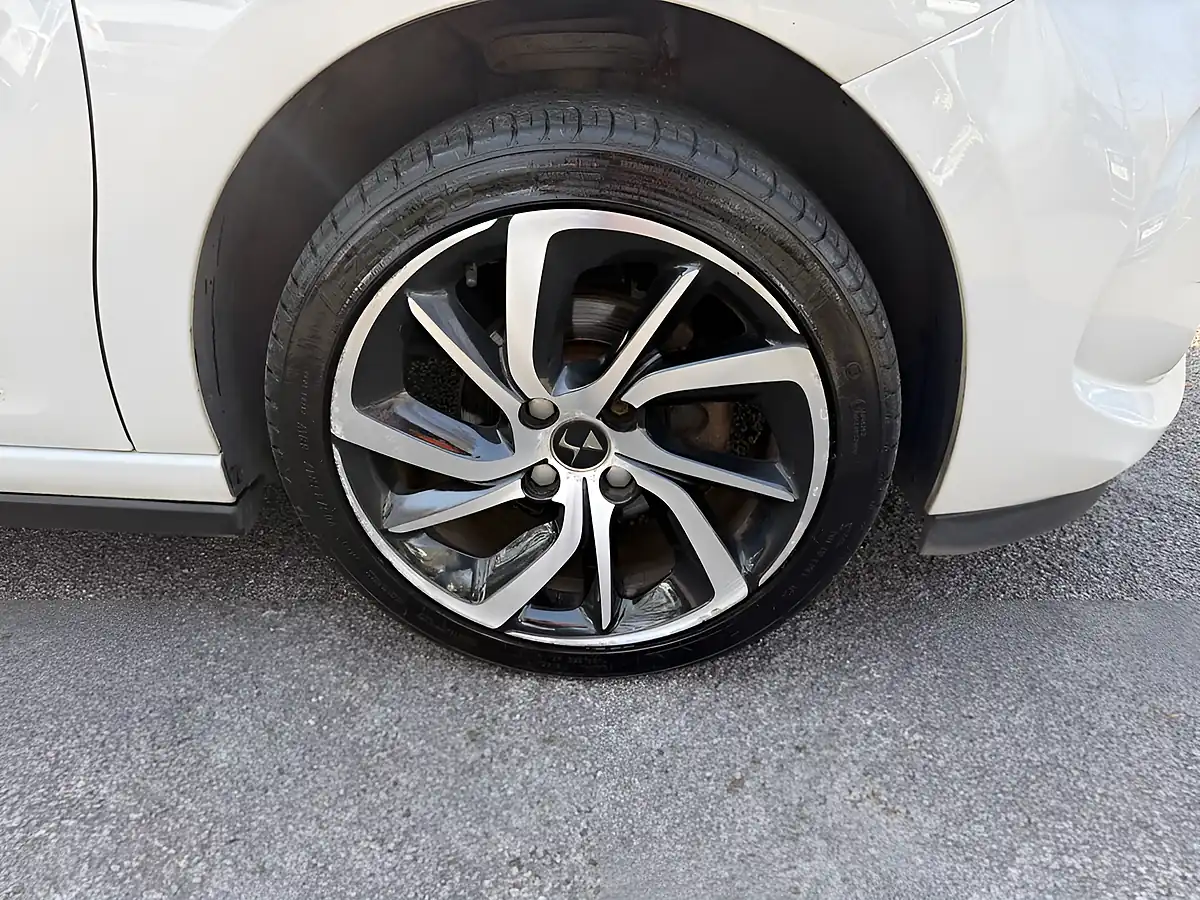 Used 2018 DS Automobiles DS 3 Connected Chic White - Interior and Exterior details 13