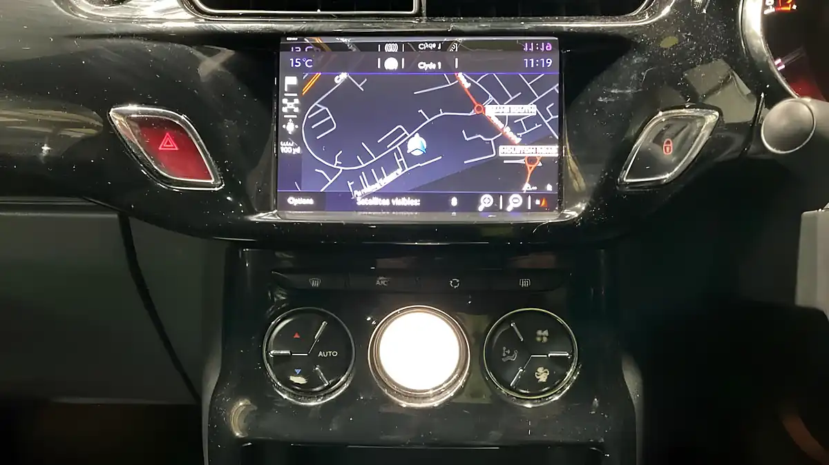 Used 2018 DS Automobiles DS 3 Connected Chic Yellow - Interior and Exterior details 10