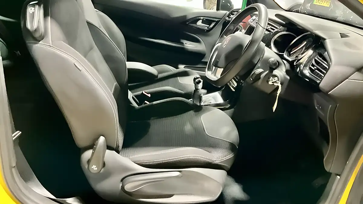 Used 2018 DS Automobiles DS 3 Connected Chic Yellow - Interior and Exterior details 9