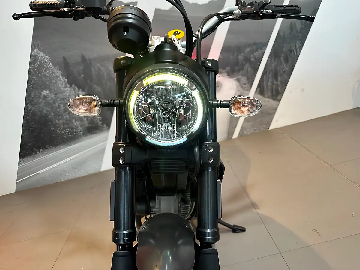 Used 2018 Ducati Scrambler 800 Classic White - Interior and Exterior details 5