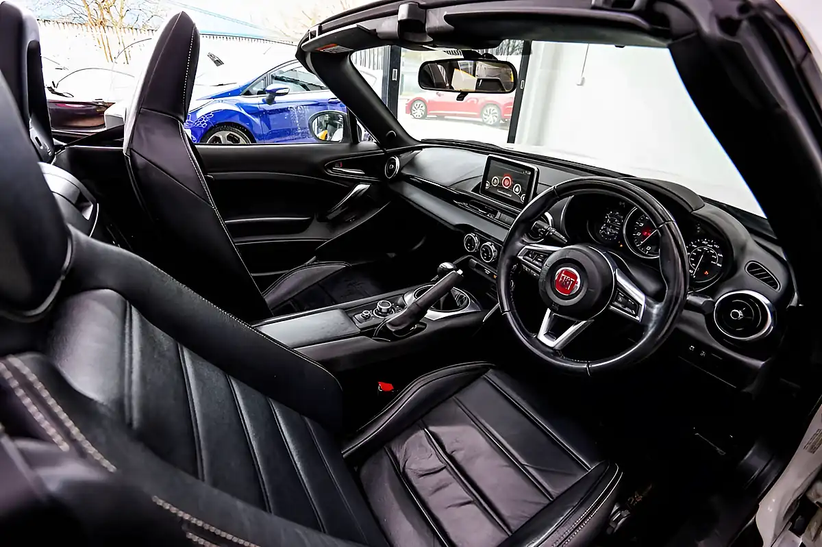Used 2018 Fiat 124 Spider Lusso Plus White - Interior and Exterior details 11