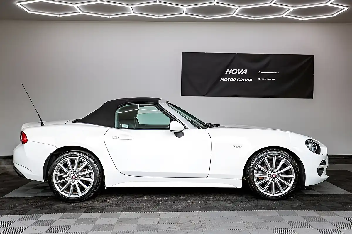 Used 2018 Fiat 124 Spider Lusso Plus White - Interior and Exterior details 4