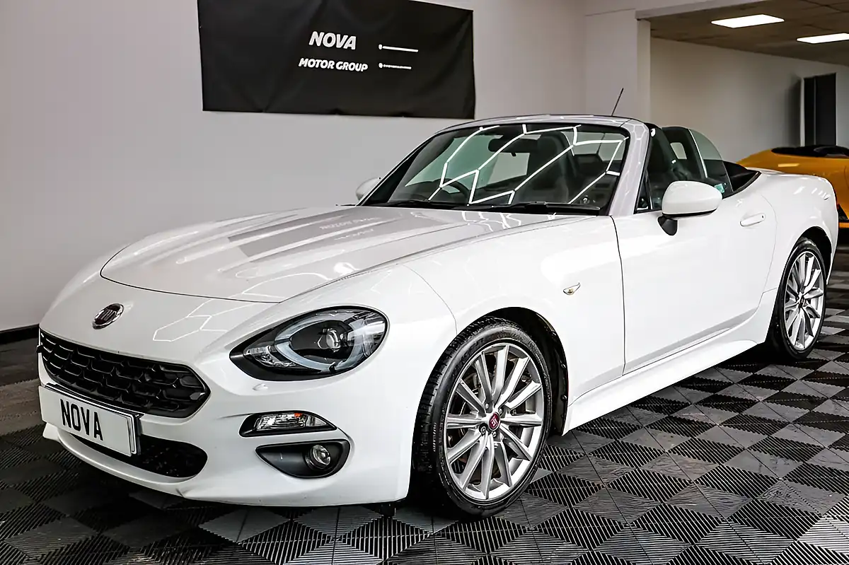 Used 2018 Fiat 124 Spider Lusso Plus White - Interior and Exterior details 5