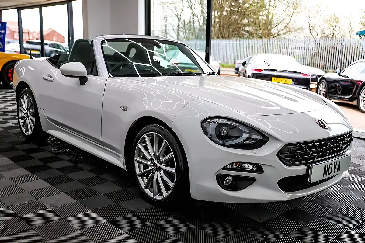 Used 2018 Fiat 124 Spider Lusso Plus White - Interior and Exterior details 7