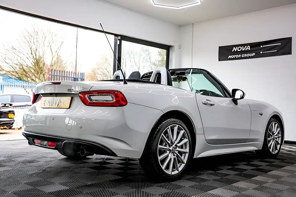 Used 2018 Fiat 124 Spider Lusso Plus White - Interior and Exterior details 8