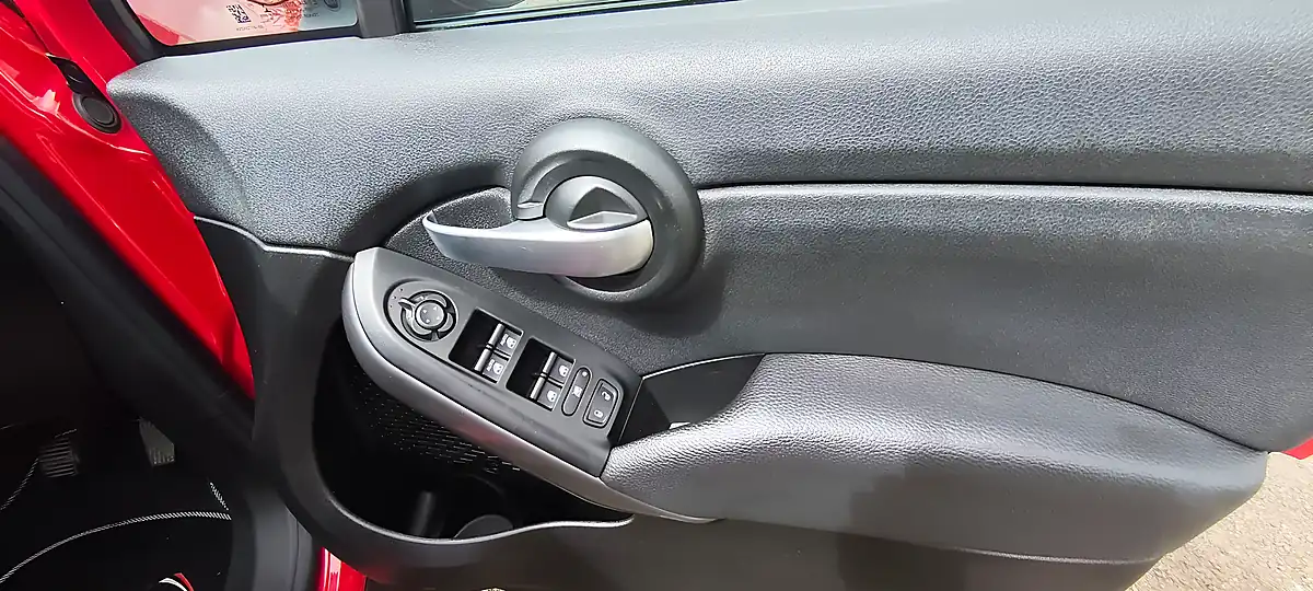 Used 2018 Fiat 500X City Cross Red - Interior and Exterior details 10