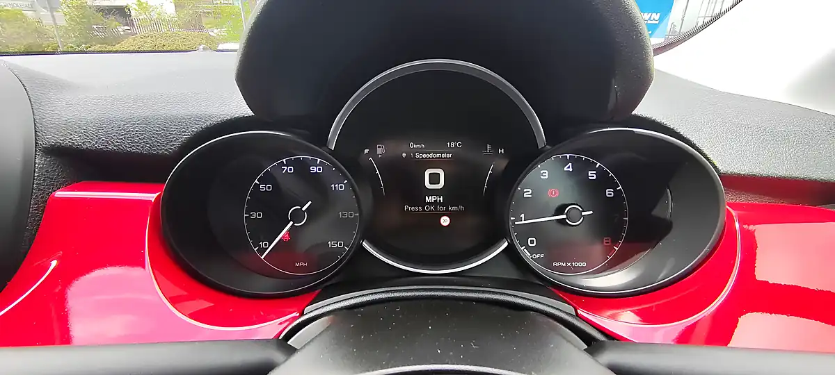 Used 2018 Fiat 500X City Cross Red - Interior and Exterior details 15