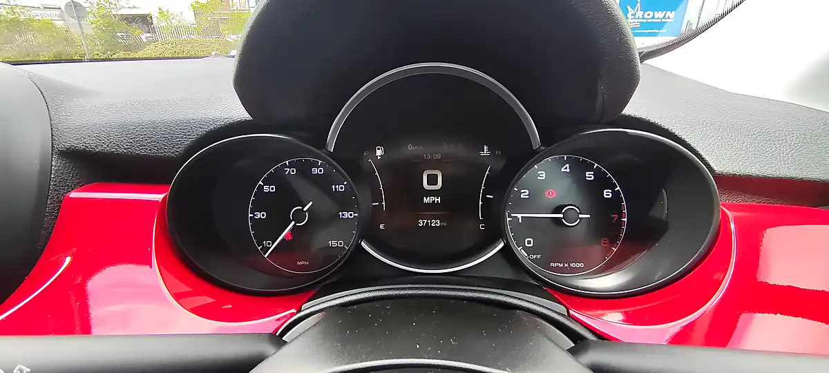 Used 2018 Fiat 500X City Cross Red - Interior and Exterior details 16