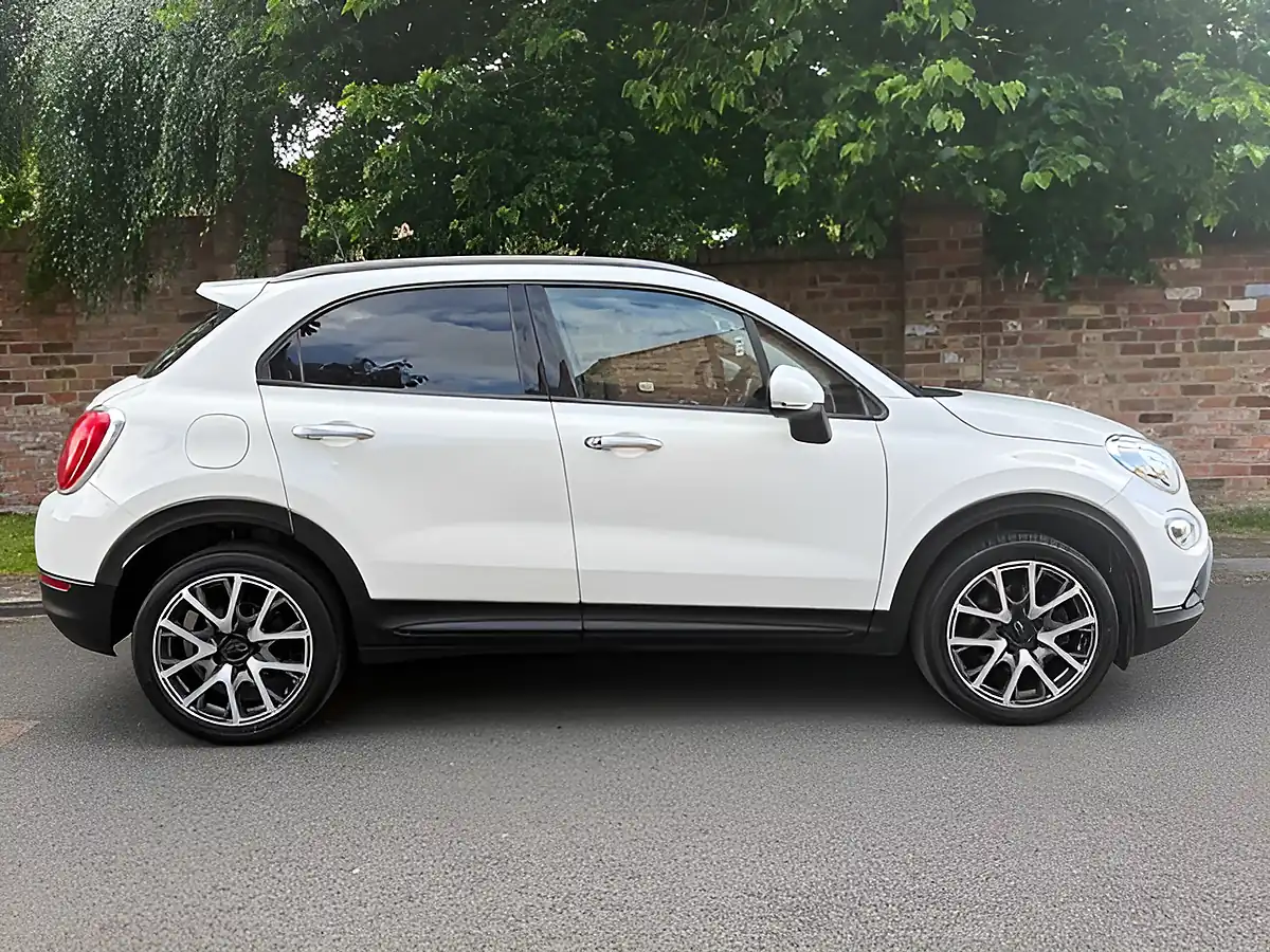 Used 2018 Fiat 500X Cross Plus White - Interior and Exterior details 8