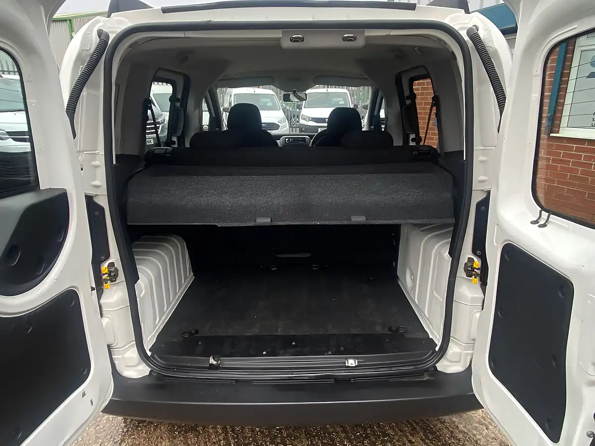 Used 2018 Fiat Fiorino Adventure White - Interior and Exterior details 12