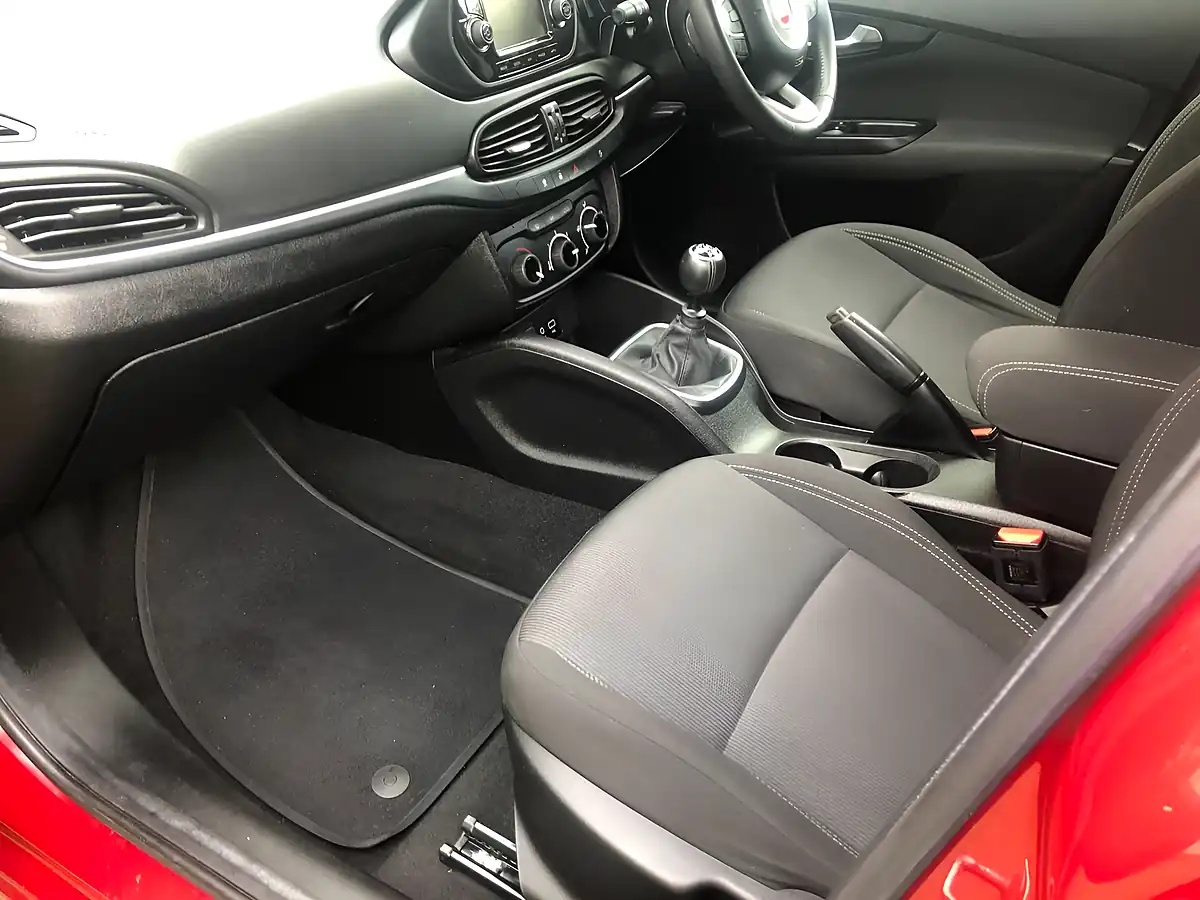 Used 2018 Fiat Tipo Easy+ Red - Interior and Exterior details 12
