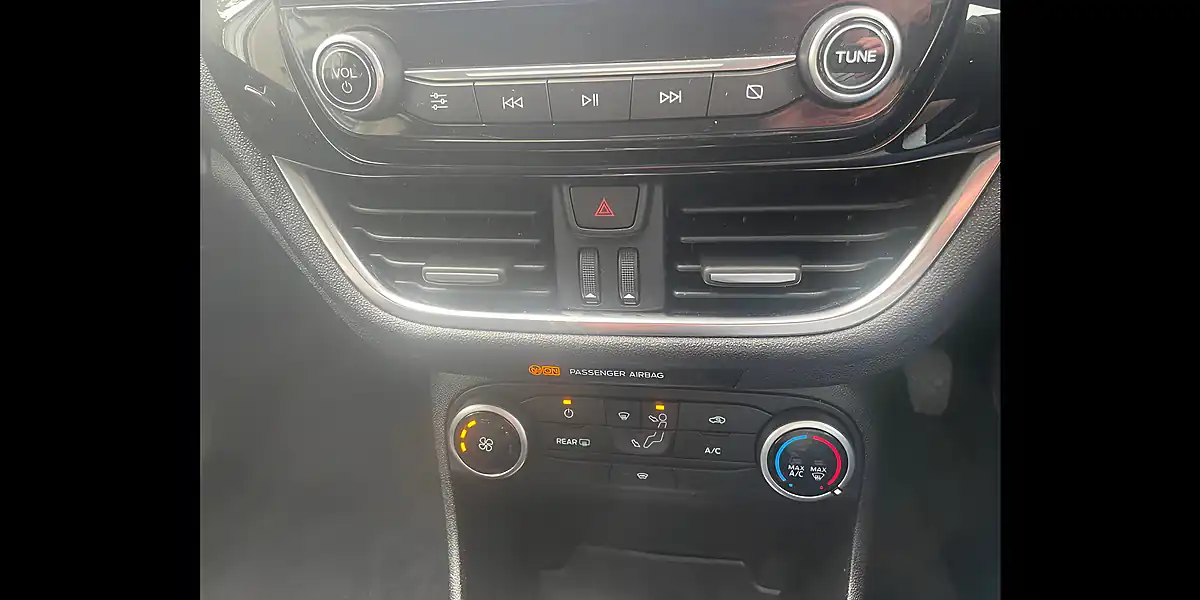 Used 2018 Ford Fiesta Zetec Red - Interior and Exterior details 16