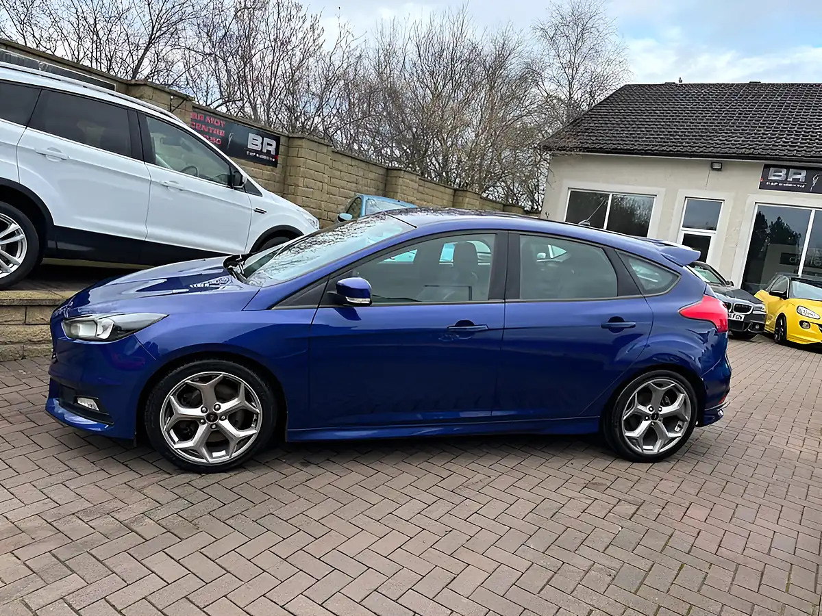 Used 2018 Ford Focus ST-2 Blue - Interior and Exterior details 6
