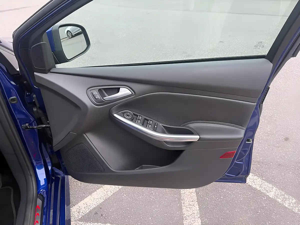 Used 2018 Ford Focus ST-3 Blue - Interior and Exterior details 14