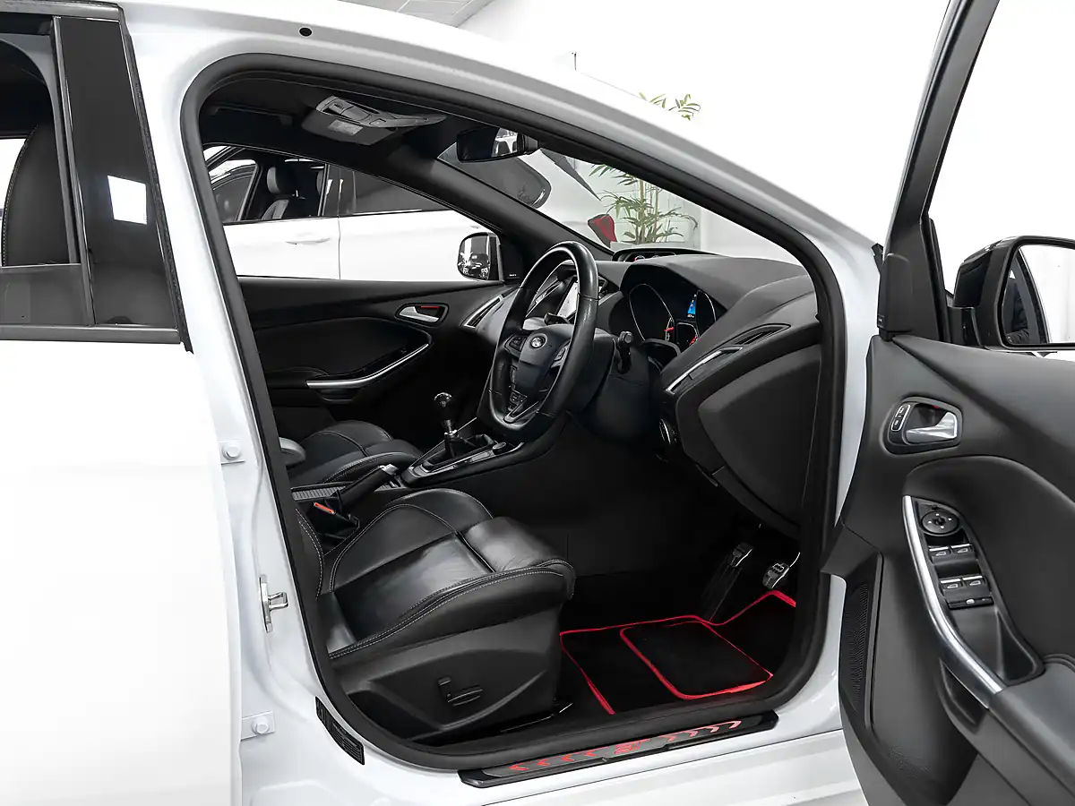 Used 2018 Ford Focus ST-3 Frozen White - Interior and Exterior details 11