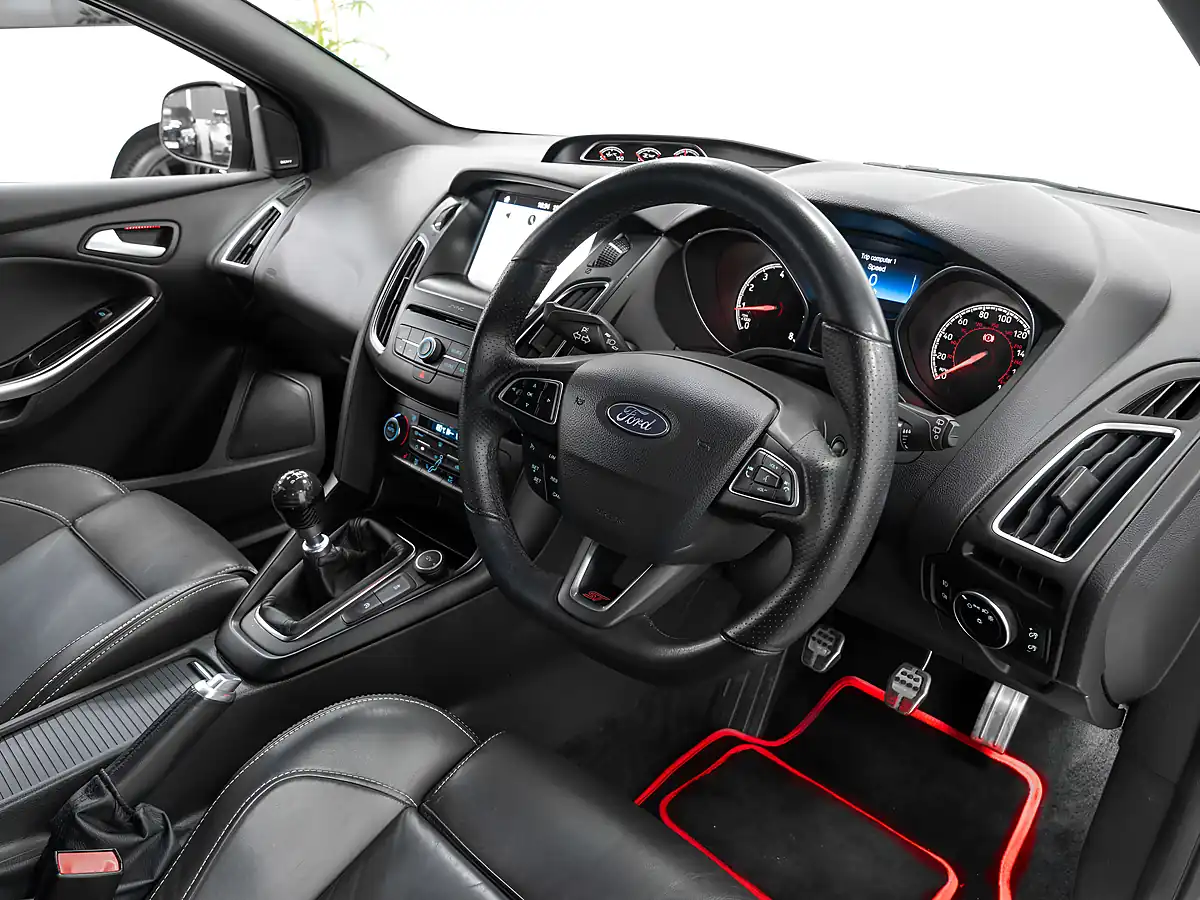 Used 2018 Ford Focus ST-3 Frozen White - Interior and Exterior details 12