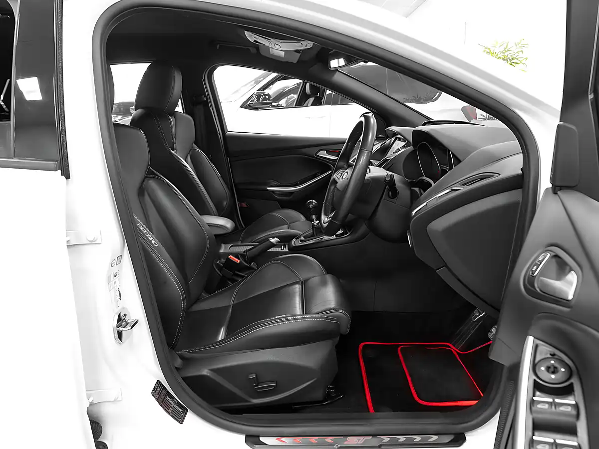Used 2018 Ford Focus ST-3 Frozen White - Interior and Exterior details 13