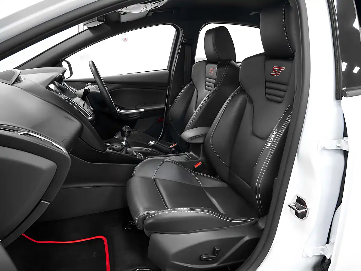 Used 2018 Ford Focus ST-3 Frozen White - Interior and Exterior details 14